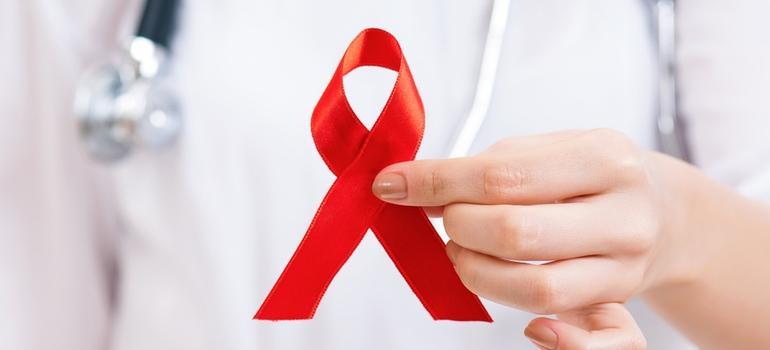 Dr Cholewińska: zakażenia HIV dotyczą dziś głównie "białych kołnierzyków", artystów i celebrytów, a nie narkomanów